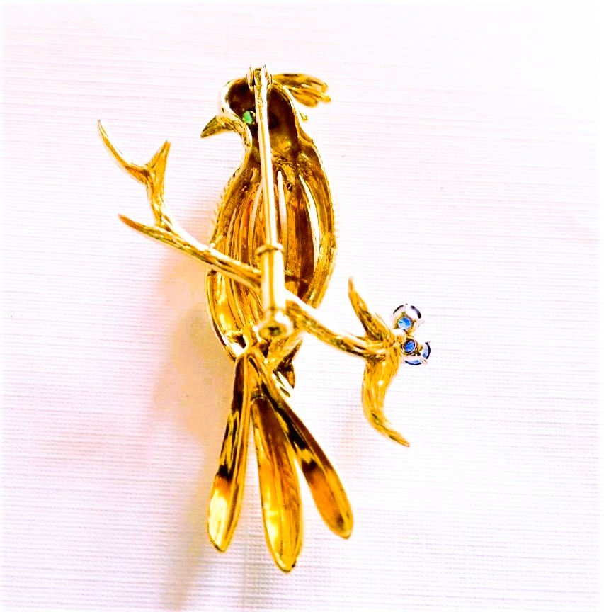 Broche oiseau sertie saphirs et émeraude en or 18 carats-photo-2