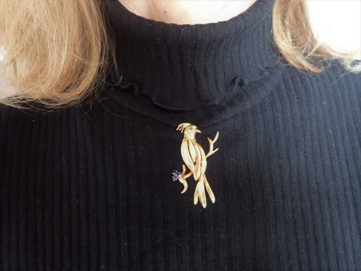Broche oiseau sertie saphirs et émeraude en or 18 carats-photo-3