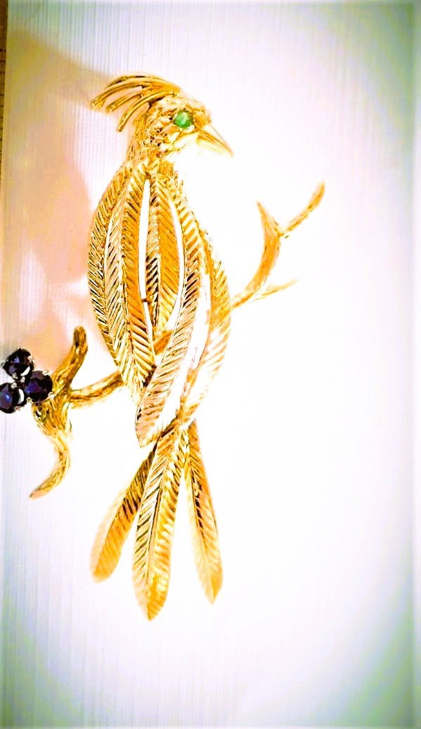 Broche oiseau sertie saphirs et émeraude en or 18 carats