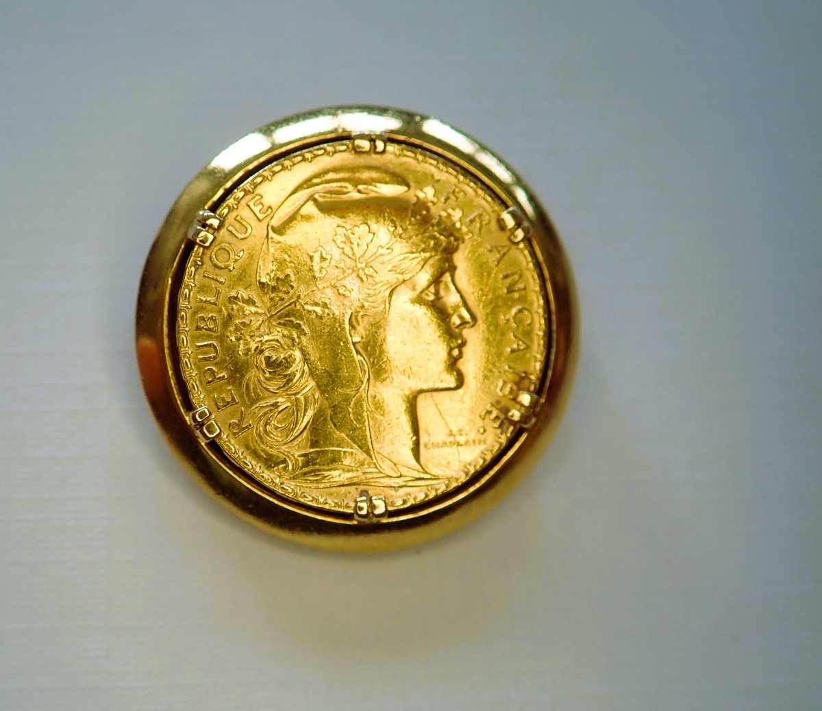 Broche or 18 carats 20 francs Marianne