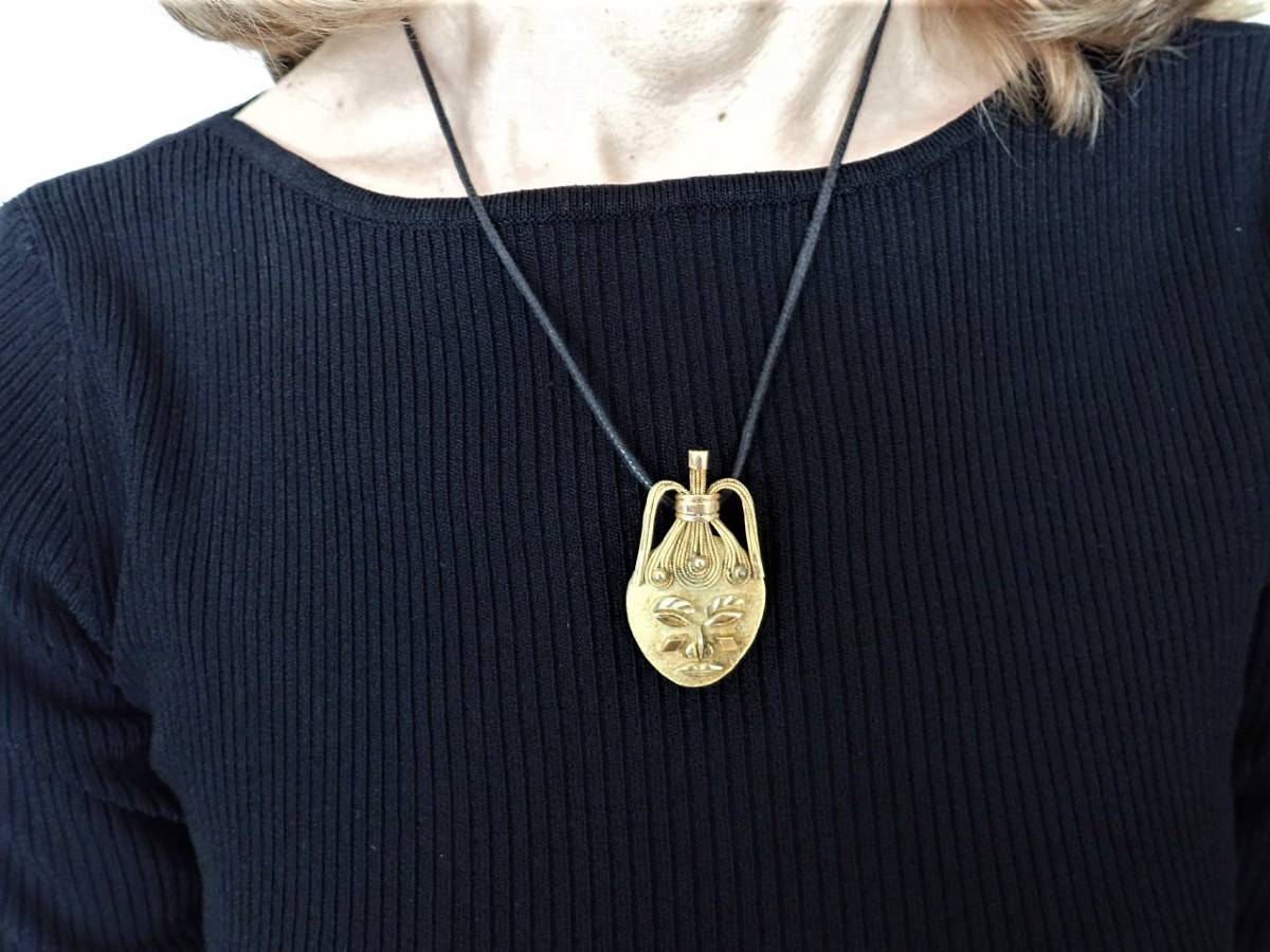 Ethnic Jewelry: Pendant And Earrings In 18-karat Gold-photo-3