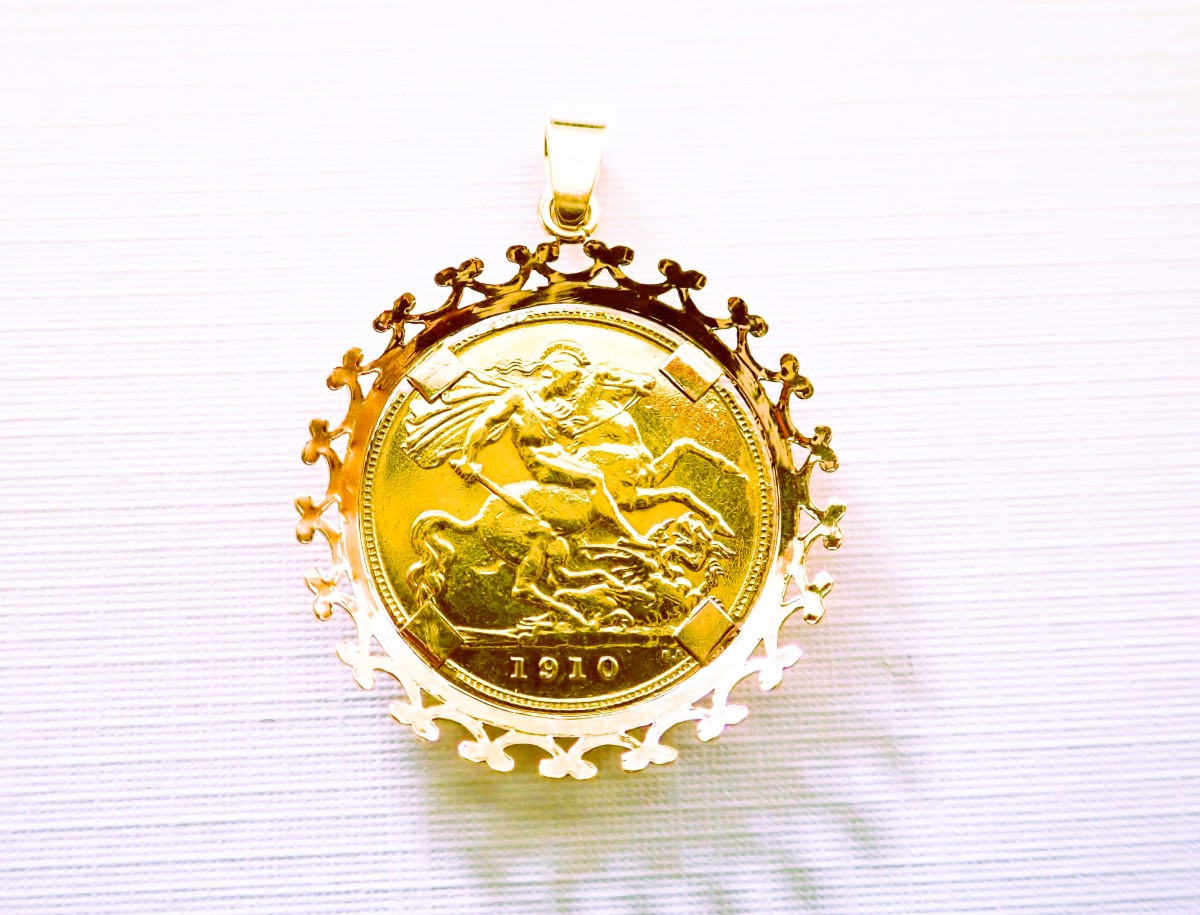 18-carat Gold Pendant Set With A Half Sovereign -photo-2