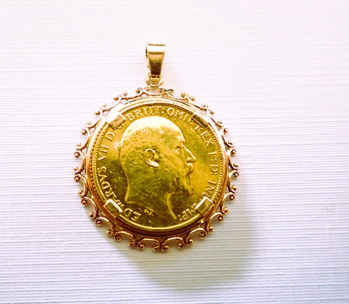 18-carat Gold Pendant Set With A Half Sovereign 