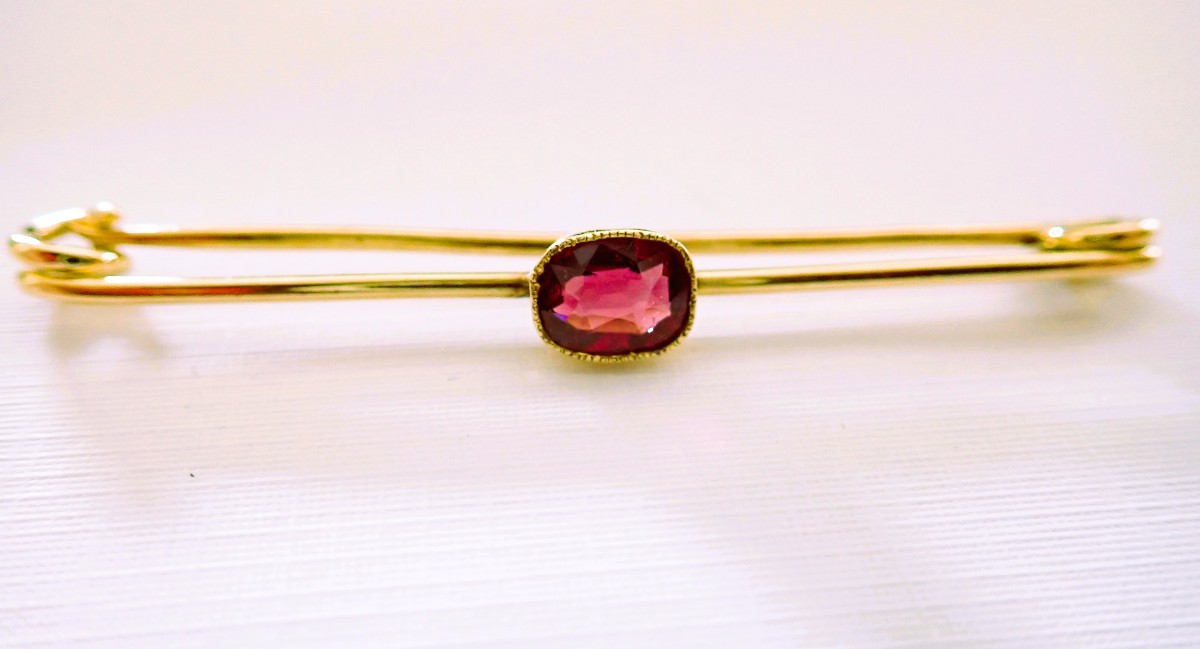 Broche or 18 carats sertie d'un grenat 