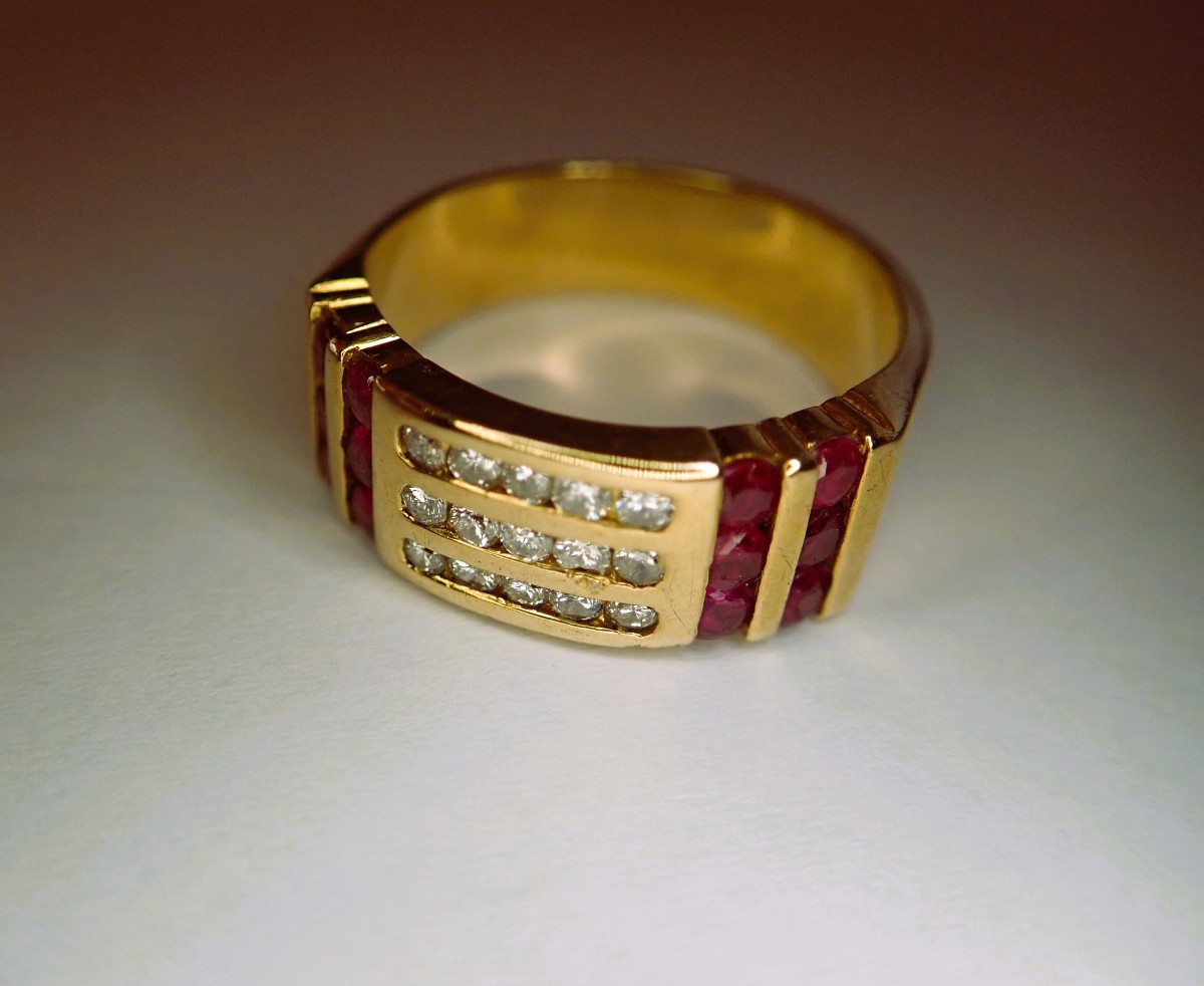 1960s 18-carat Gold Ring Set With Diamonds And Rubies 