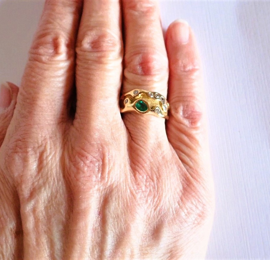 Vintage 18k Gold Ribbon Ring With Emerald And Diamonds-photo-2