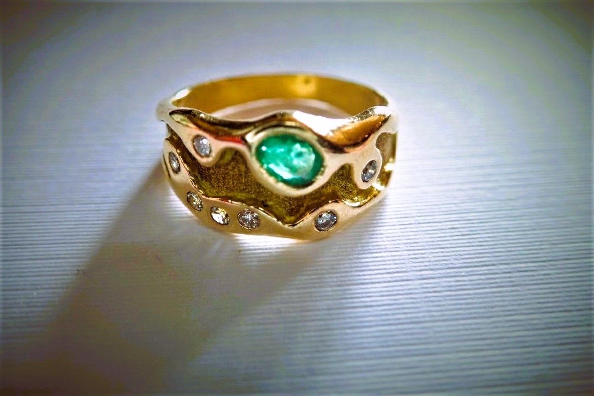 Vintage 18k Gold Ribbon Ring With Emerald And Diamonds