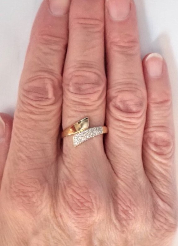 18-carat Gold Ribbon Ring Set With Diamonds-photo-3