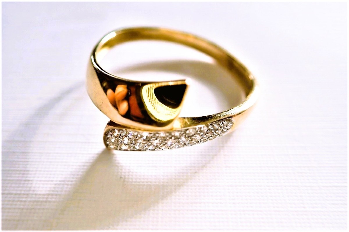 18-carat Gold Ribbon Ring Set With Diamonds