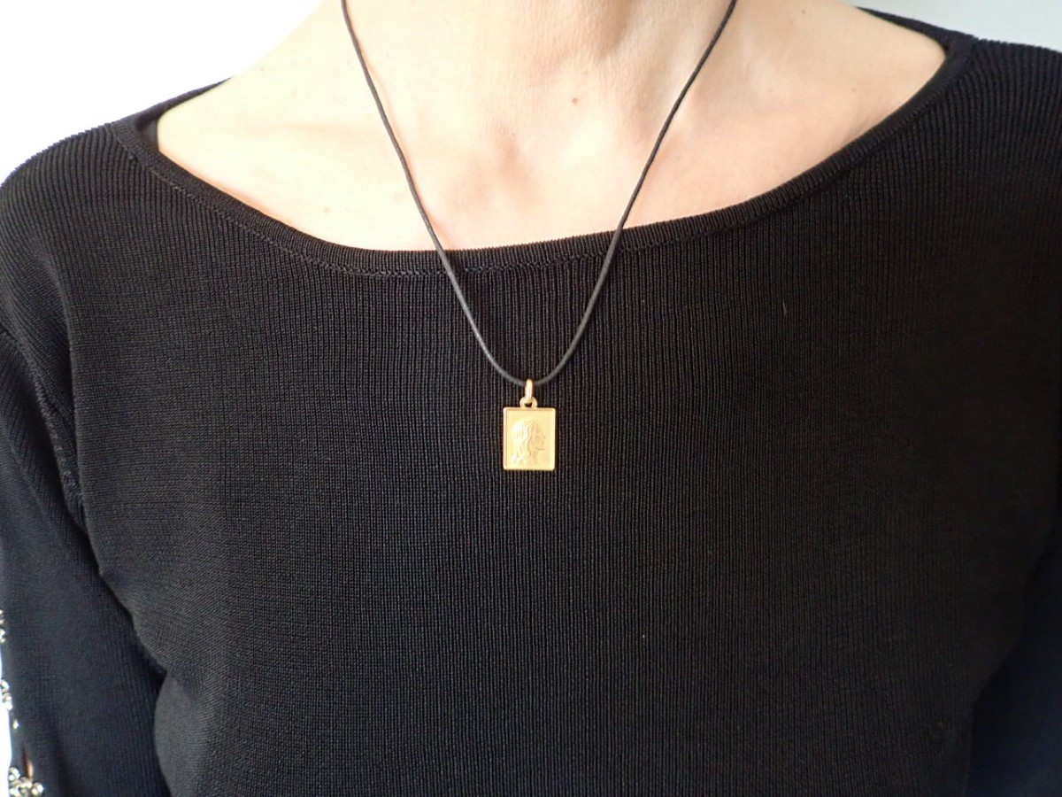 18-carat Gold Christ Medal-photo-3