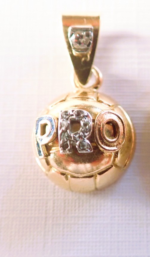 Pendentif or 18 carats ballon de foot serti de diamants 