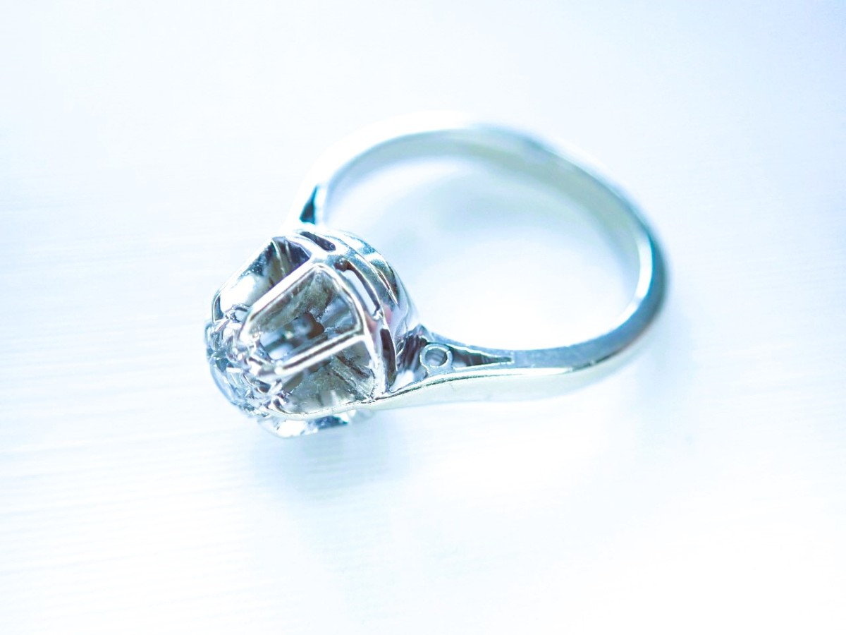 Bague solitaire en or blanc sertie d'un diamant