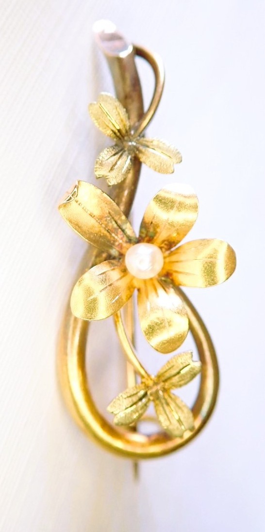 Broche Art Deco Or 18 carats sertie d'une perle