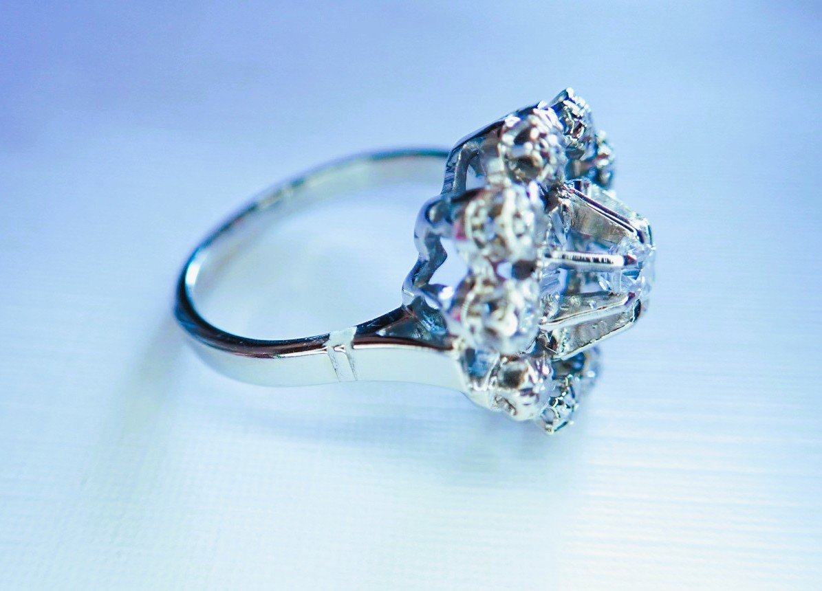 Daisy Ring With Diamonds In 18-carat White Gold-photo-3