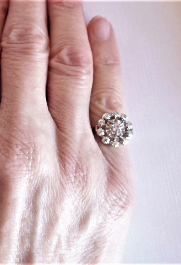 Daisy Ring With Diamonds In 18-carat White Gold-photo-4