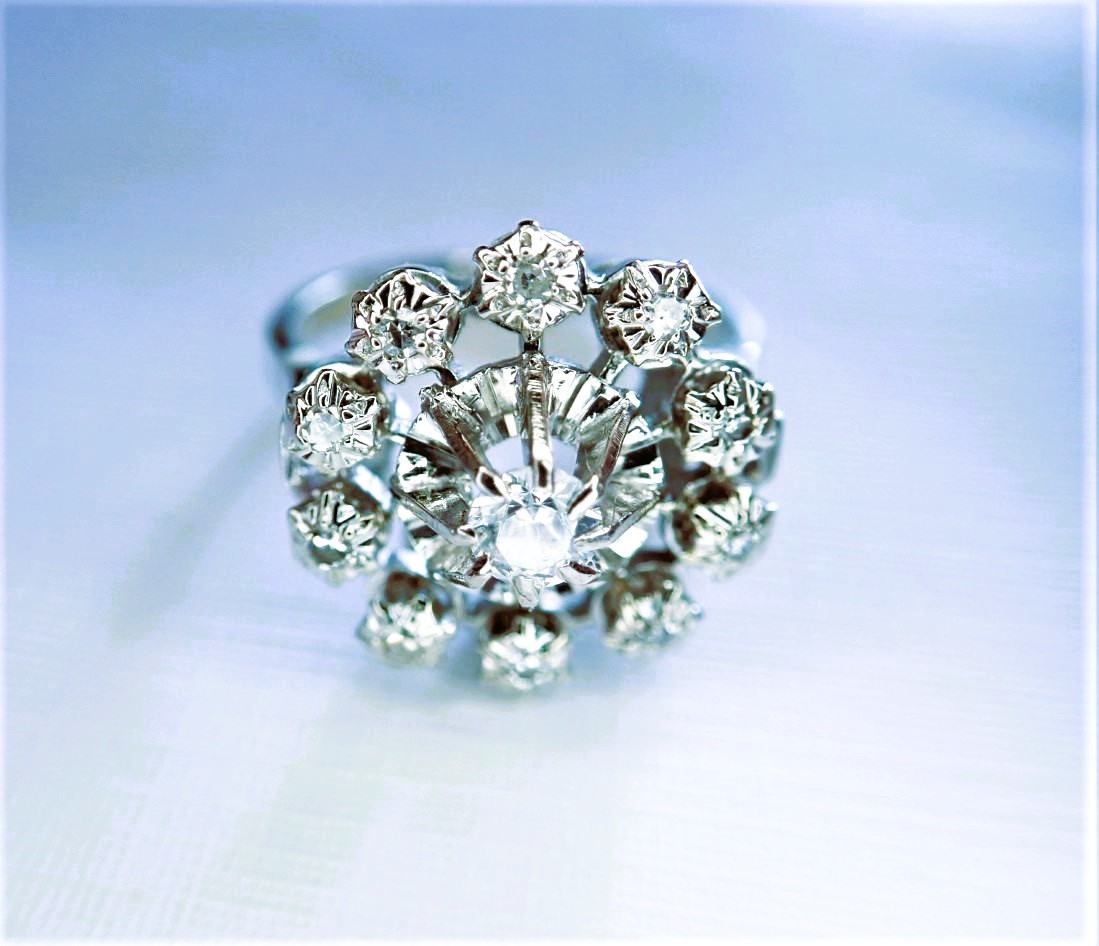 Daisy Ring With Diamonds In 18-carat White Gold