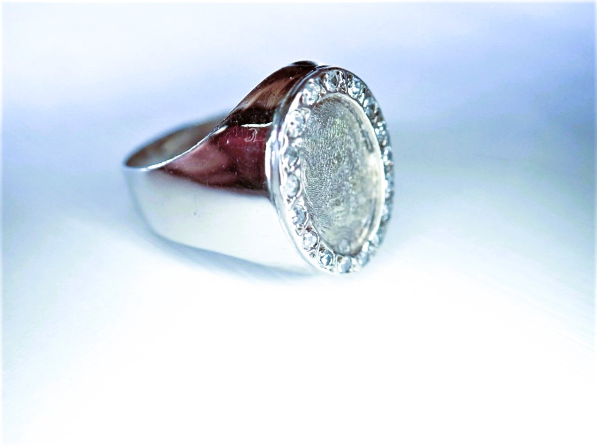 Signet Ring Set With Diamonds In 18-carat White Gold-photo-2