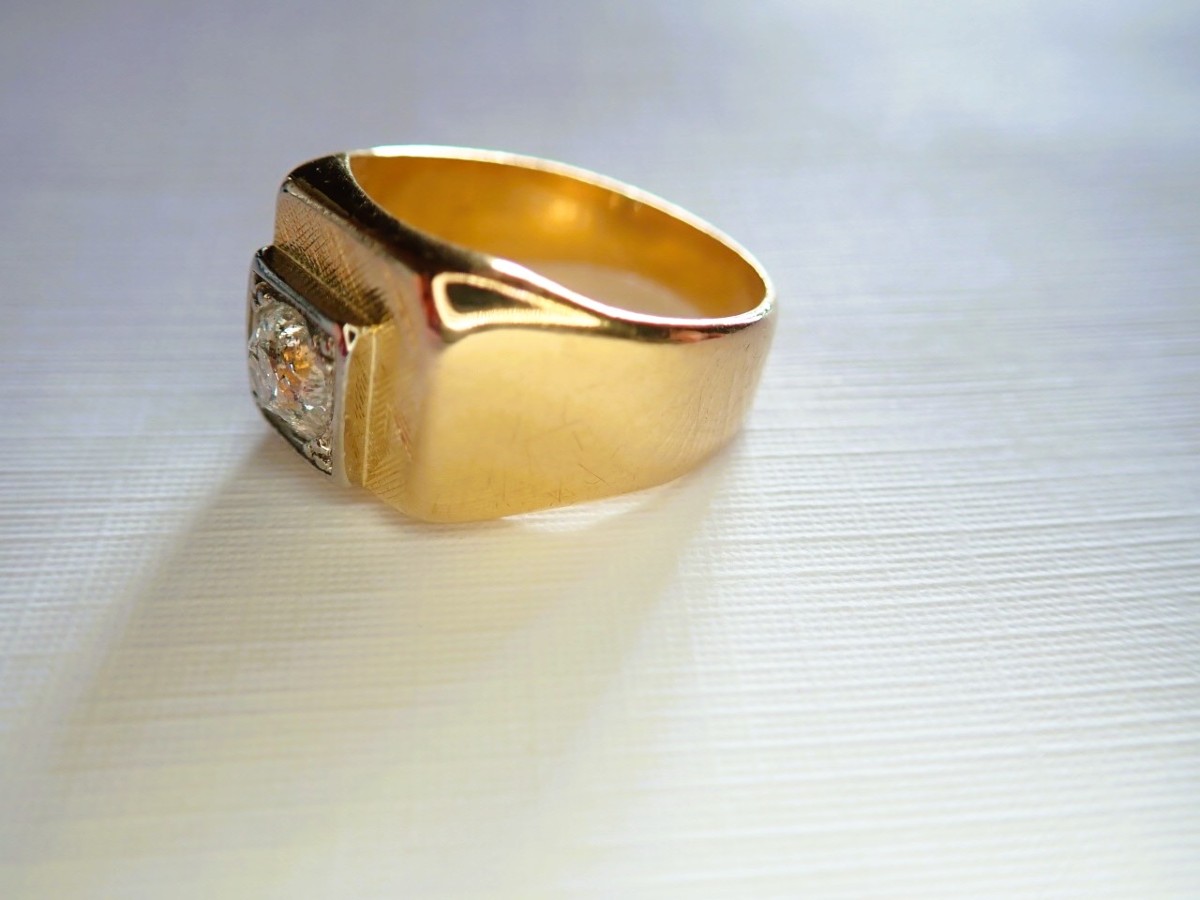 Gold Signet Ring Set With A Diamond, 18-carat Gold-photo-2