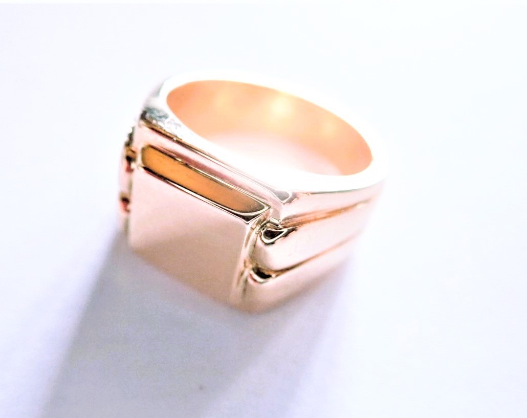 Solid 18-carat Gold Signet Ring 