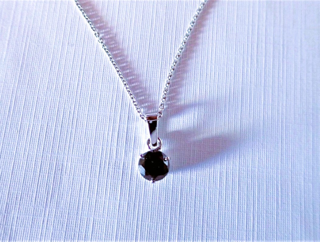 Pendentif diamant noir avec sa chaine en or blanc 18 carats-photo-2