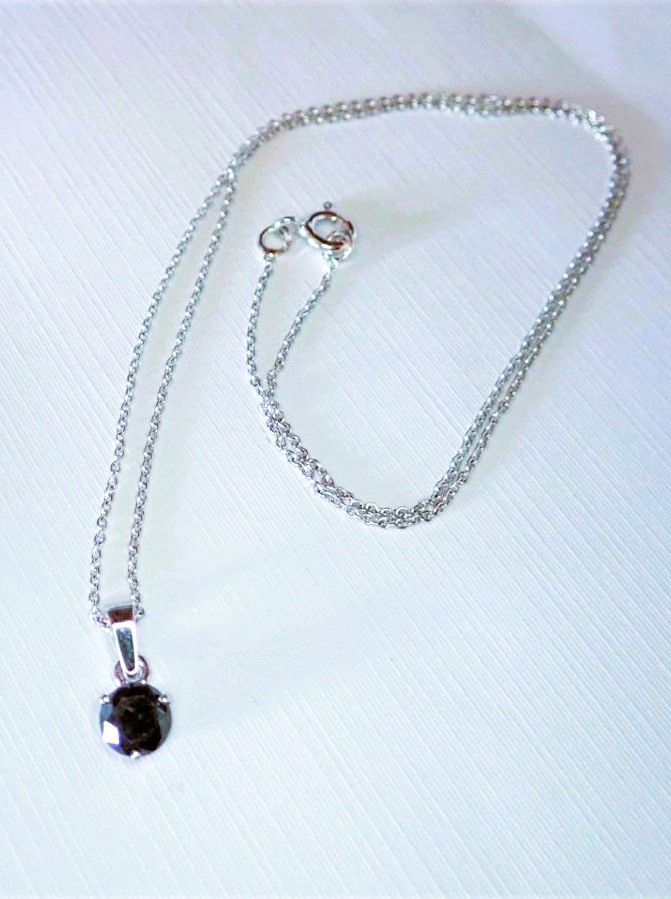 Pendentif diamant noir avec sa chaine en or blanc 18 carats