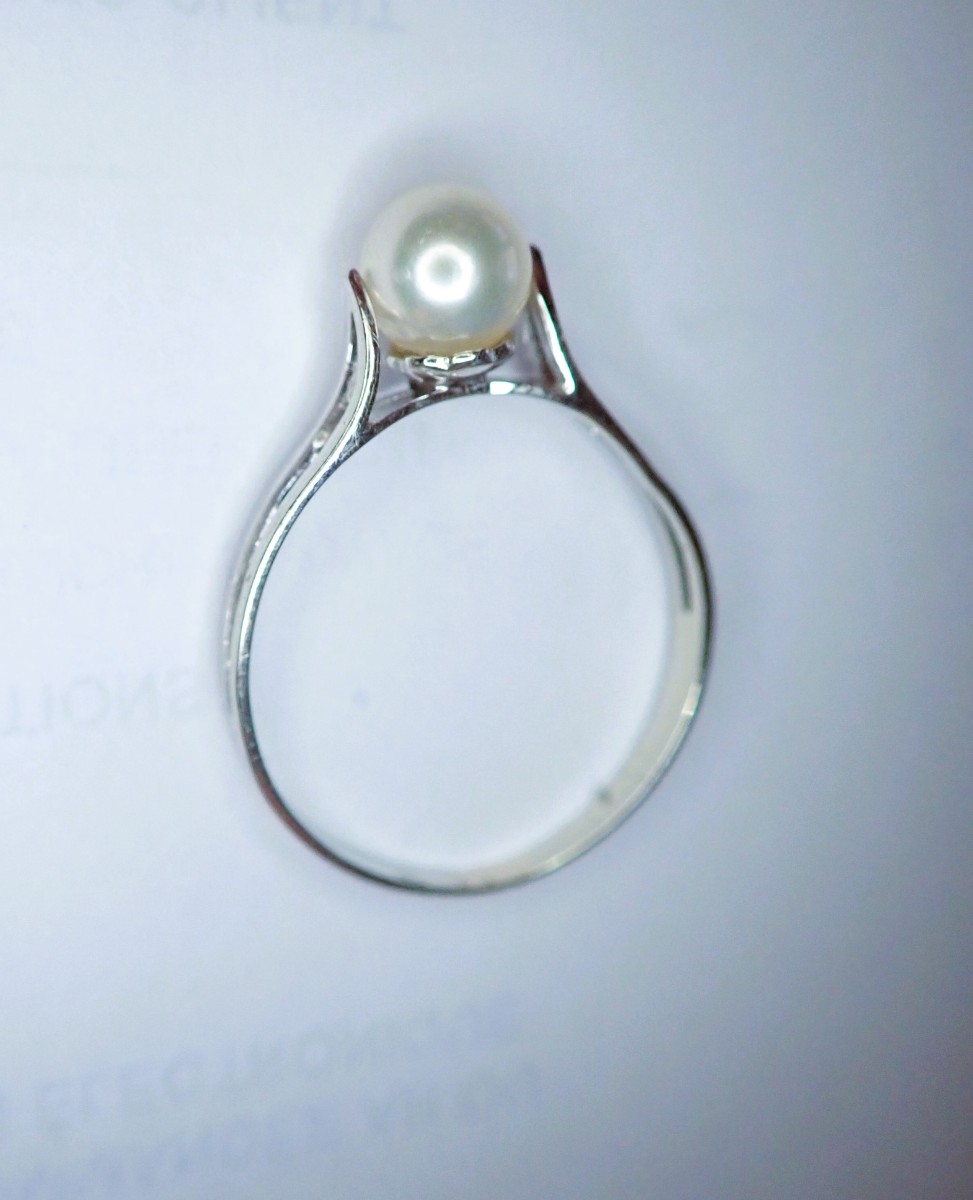 18-carat White Gold Ring Set With A Pearl