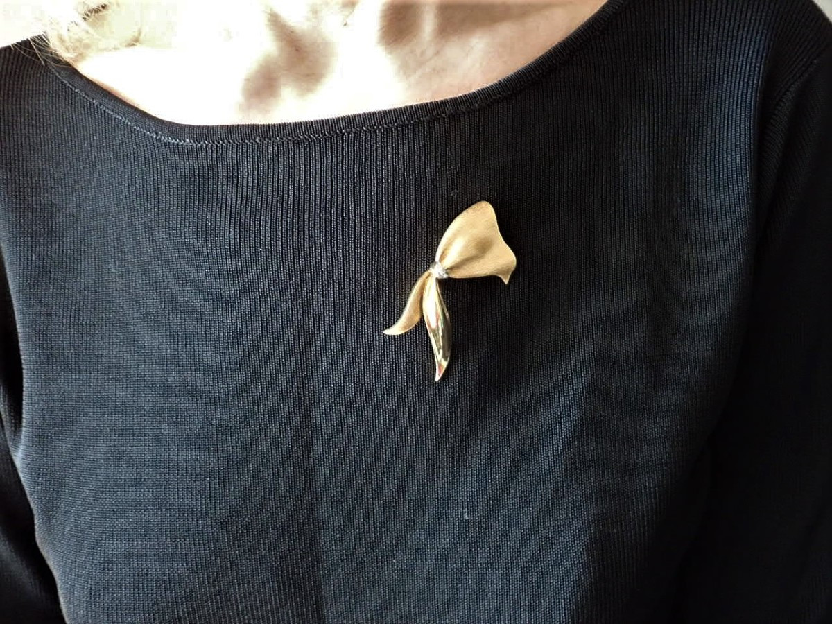 Broche ruban sertie de diamants en or 18 carats-photo-4