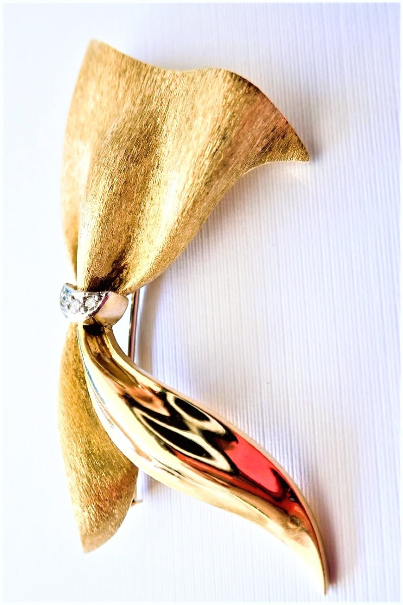 Broche ruban sertie de diamants en or 18 carats