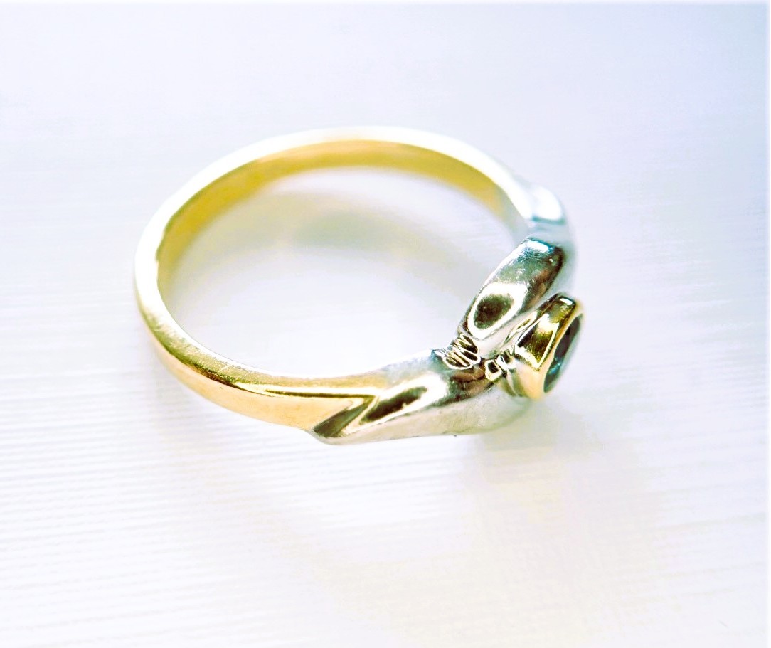 Bague or blanc et or jaune 18 carats sertie d'un saphir-photo-2