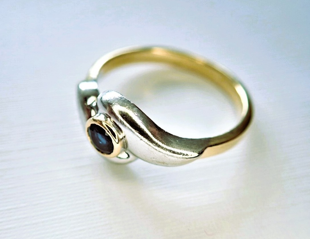 Bague or blanc et or jaune 18 carats sertie d'un saphir