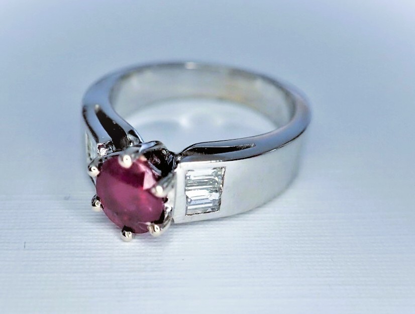 Bague rubis et diamants en or blanc 18 carats
