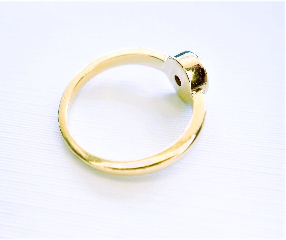 18-karat Gold Band Ring Set With A Diamond-photo-2