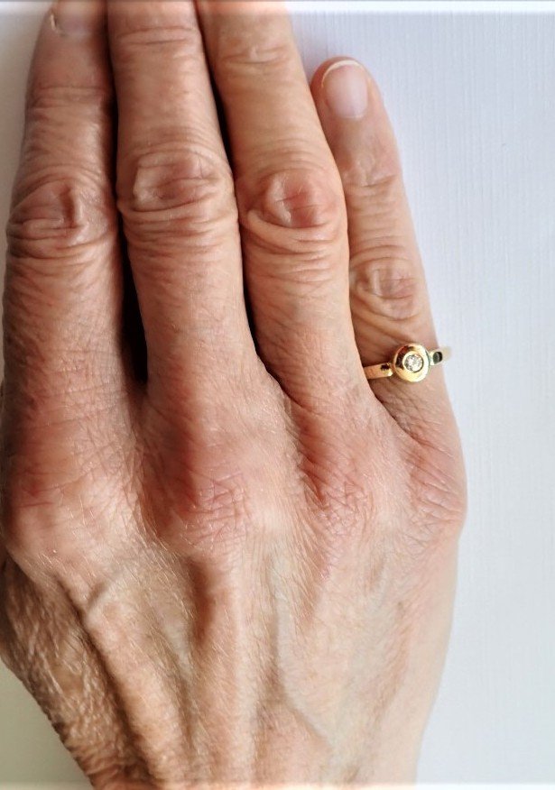 18-karat Gold Band Ring Set With A Diamond-photo-3