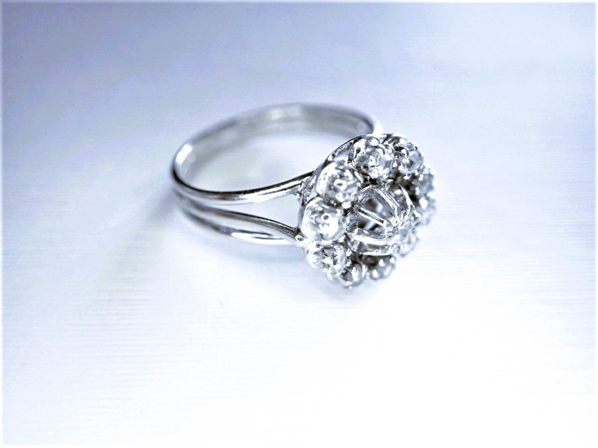 Bague or blanc 18 carats sertie de diamants