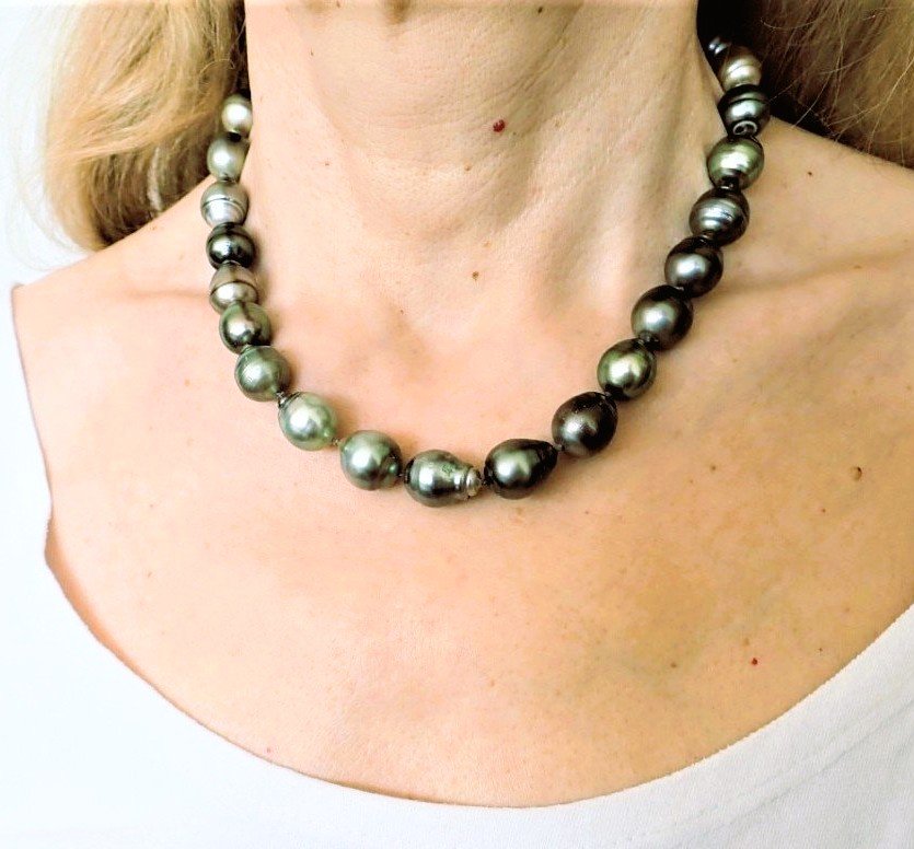 Collier perles noires de tahiti baroques fermoir or 18 carats