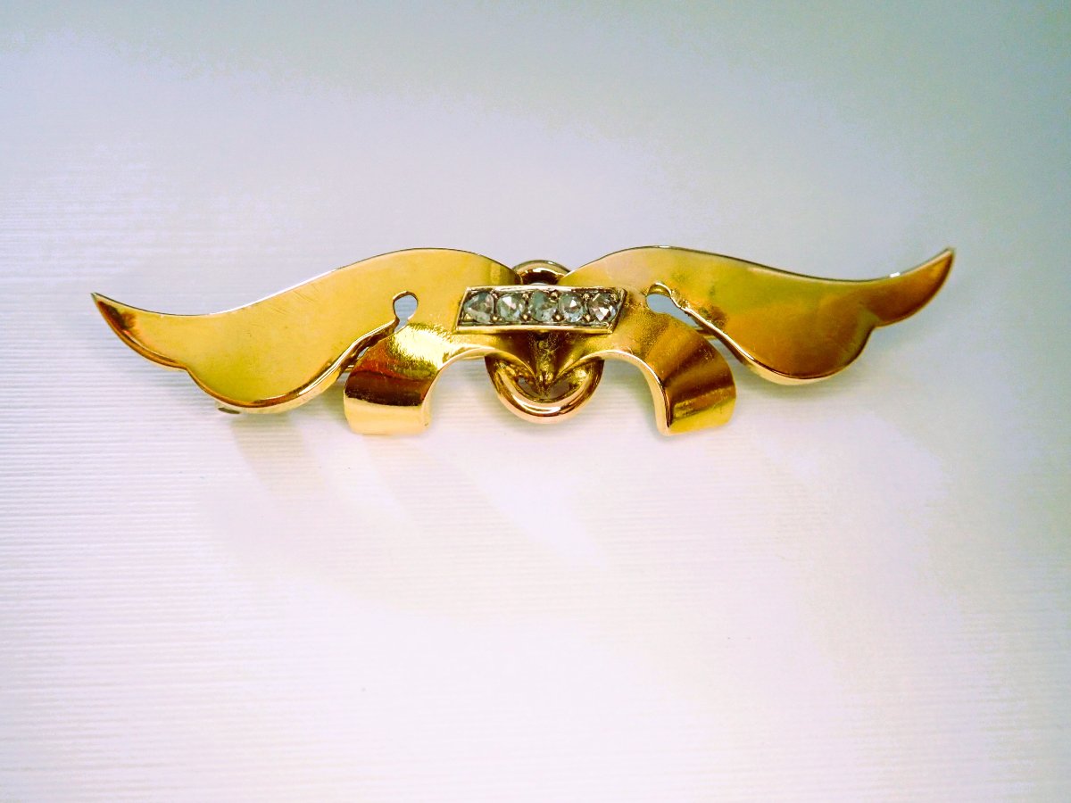 18-karat Gold Art Deco Brooch Set With Diamonds