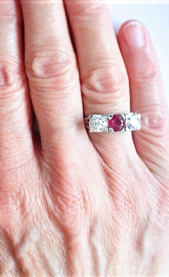 Art Déco bague Jarretière or et platine sertie de diamants et rubis