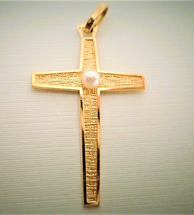 18-karat Gold Cross Pendant With A Pearl