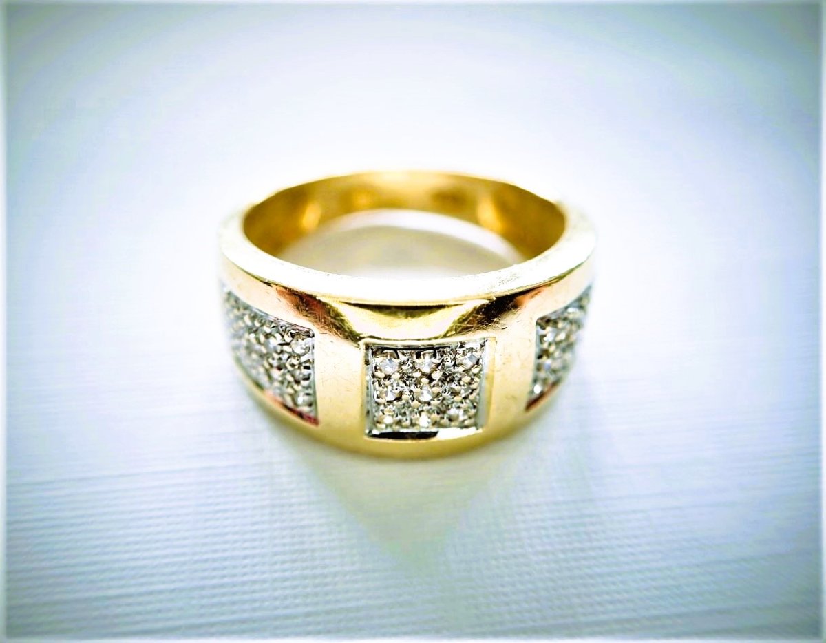 18-karat Gold Band Ring Set With Diamonds