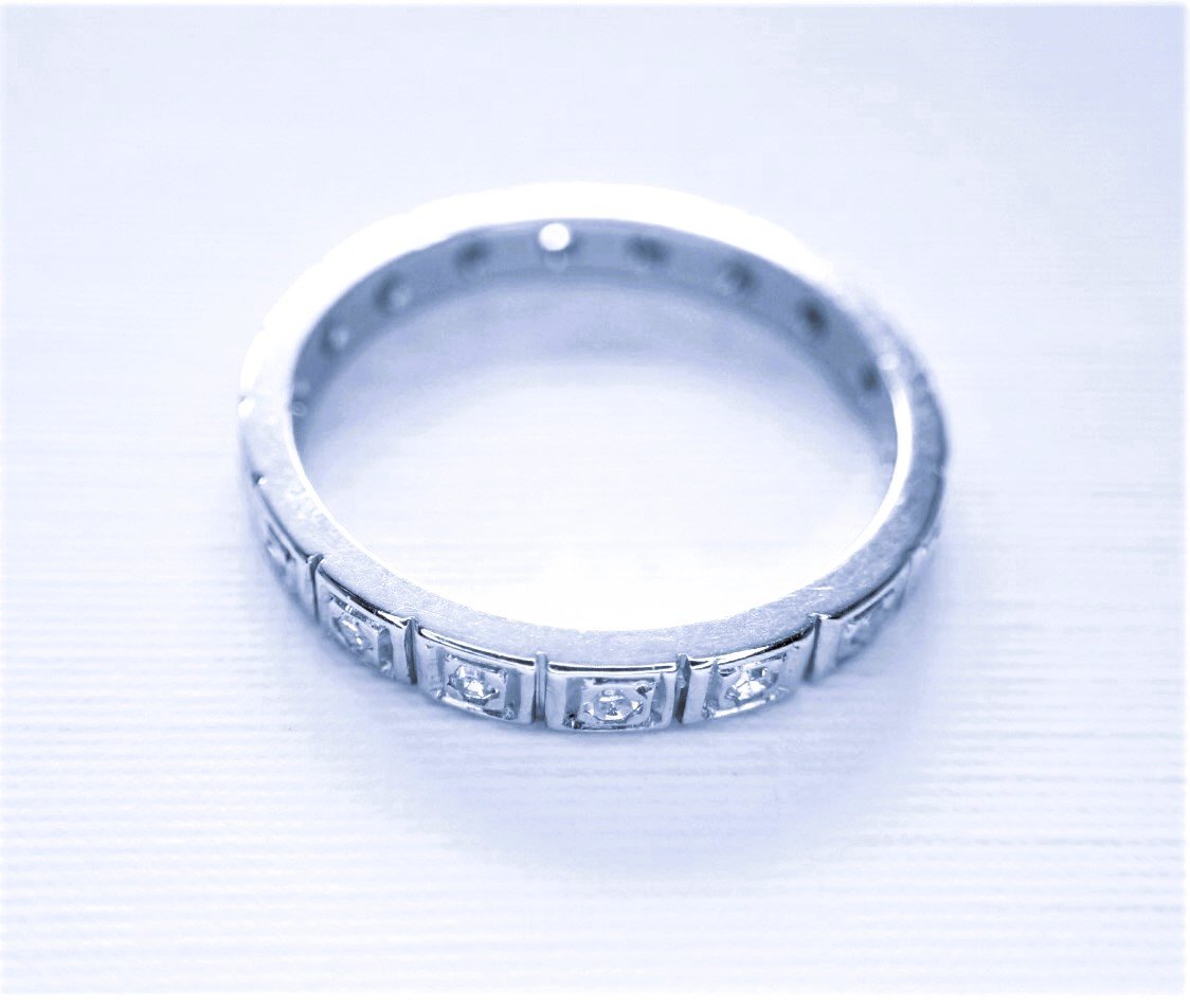 18-karat White Gold Wedding Band Set With Diamonds