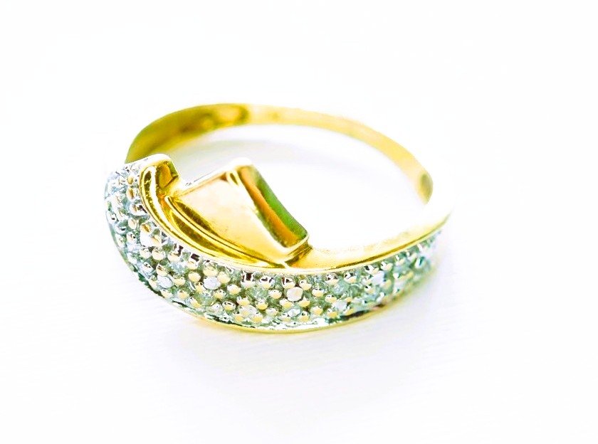 18-karat Gold Ribbon Ring Set With Diamonds