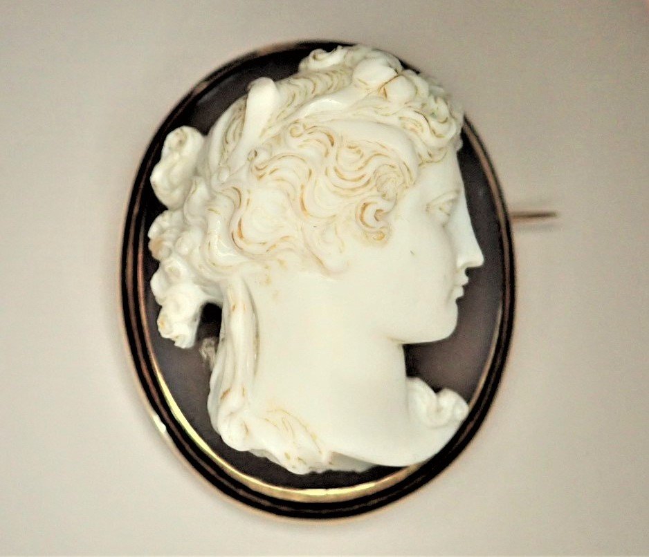 Large Agate Cameo Brooch Set In 18-karat Gold-photo-2
