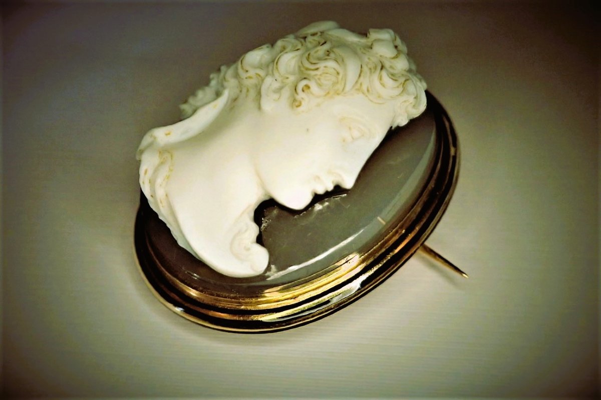 Large Agate Cameo Brooch Set In 18-karat Gold-photo-3