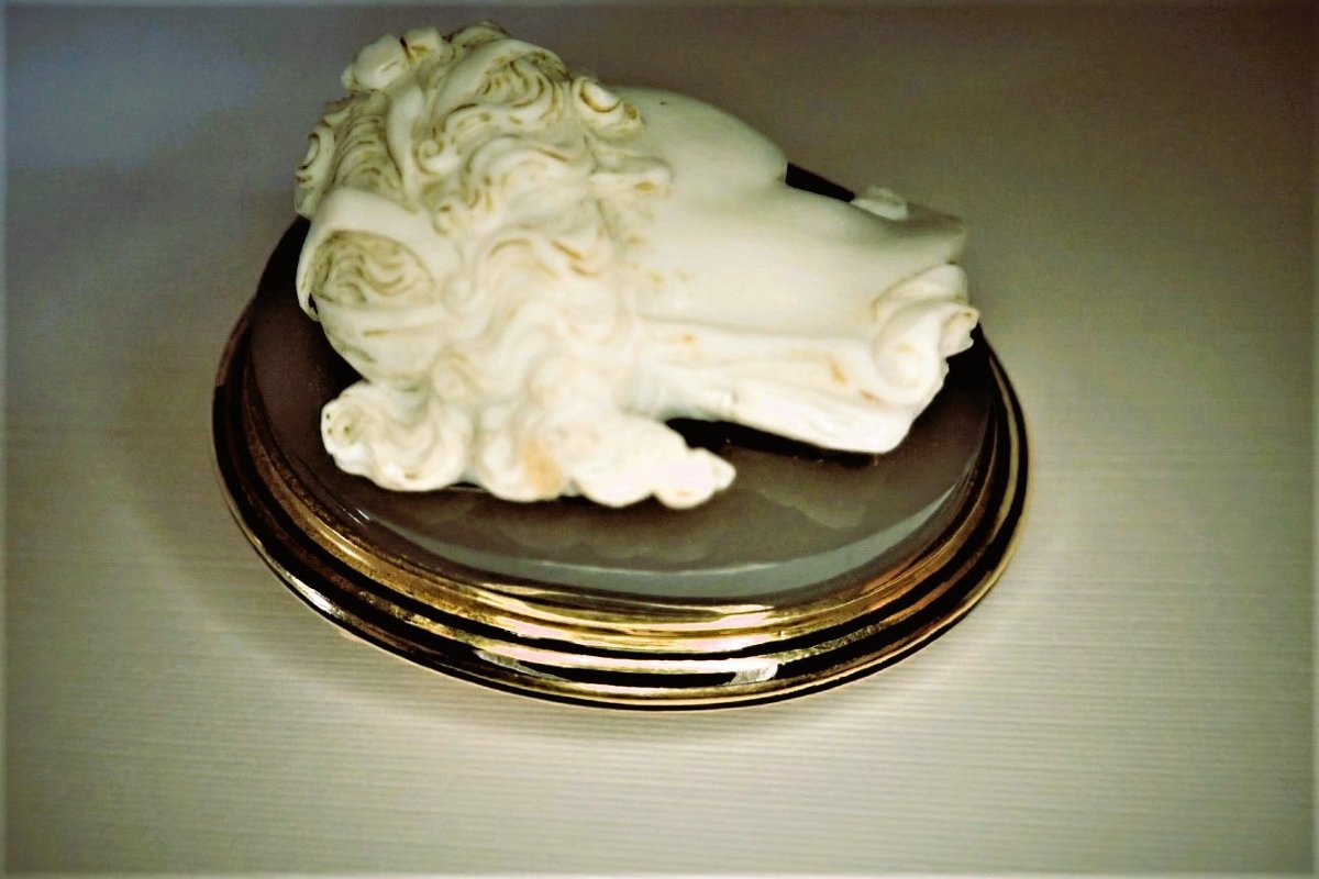 Large Agate Cameo Brooch Set In 18-karat Gold-photo-4