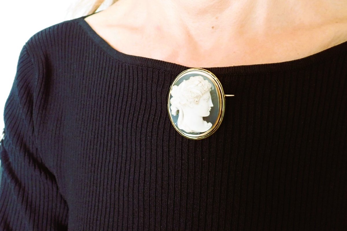 Large Agate Cameo Brooch Set In 18-karat Gold