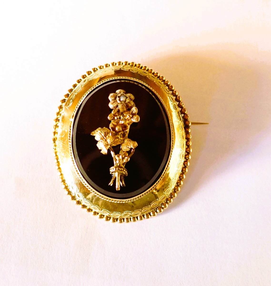 Broche Onyx Napoleon III  or 18 carats