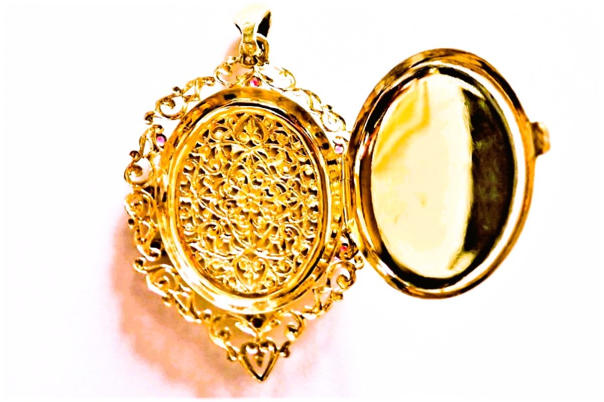 18-karat Gold Photo Pendant-photo-2