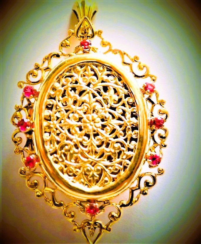18-karat Gold Photo Pendant