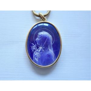 Pendentif Sainte Vierge résine or 18 carats