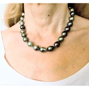 Collier en perles noires baroques de Tahiti  fermoir en or blanc